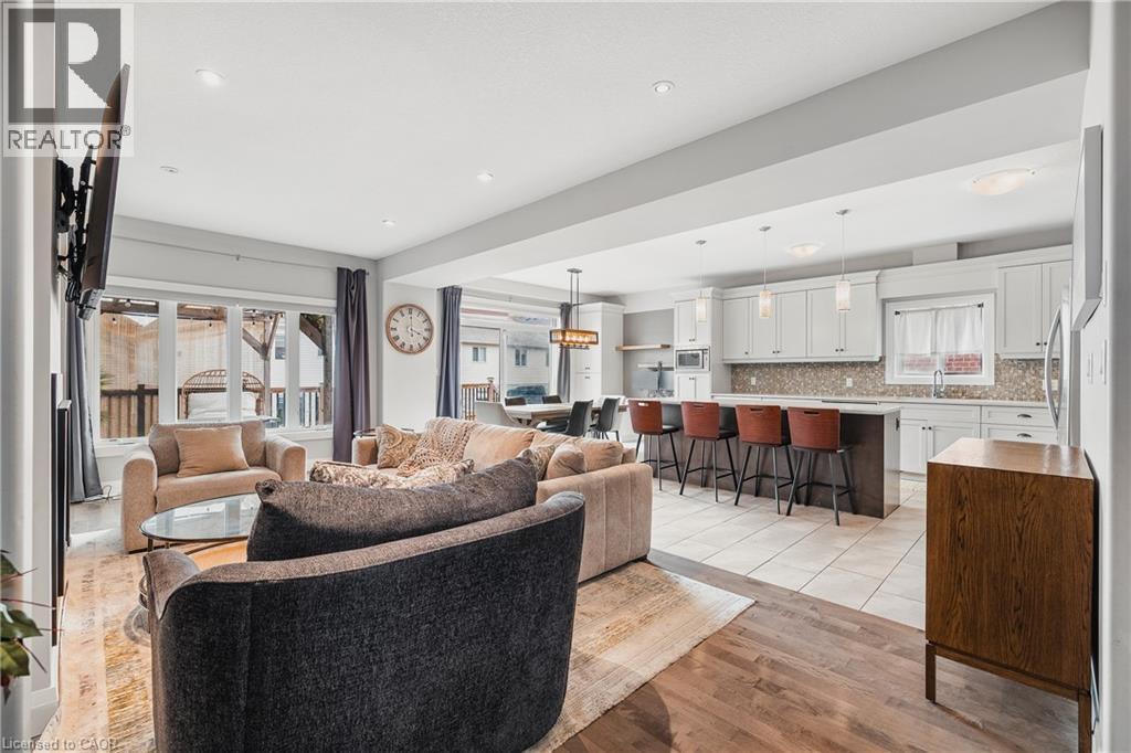 346 MOORLANDS Crescent thumbnail 4