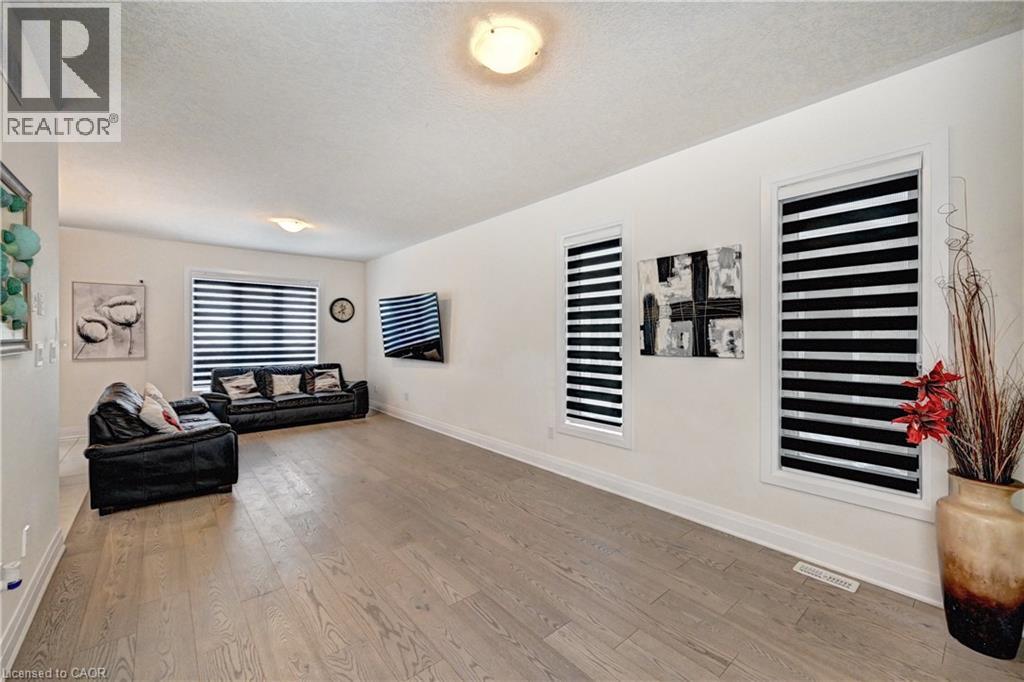 520 NATHALIE Crescent thumbnail 5