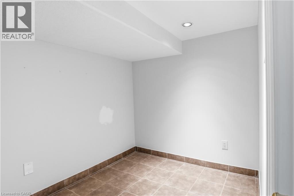 1270 KING Street E thumbnail 40