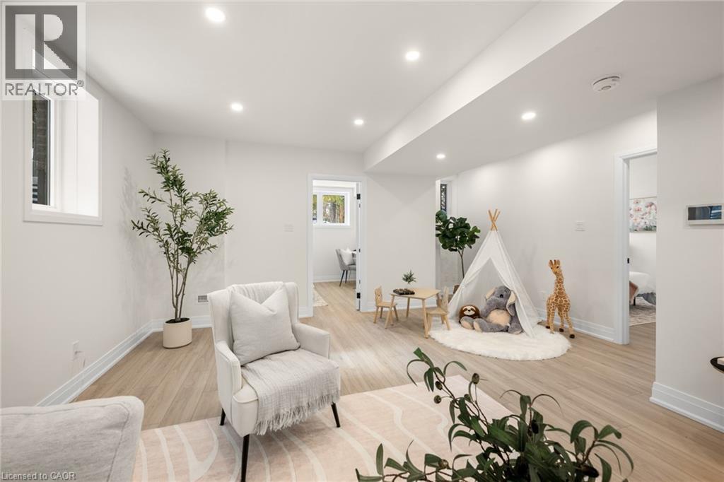 82 CHALMERS Street N thumbnail 30