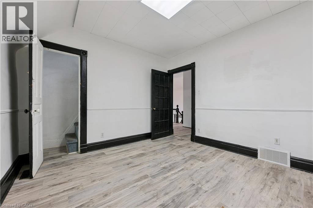 496 E KING Street E thumbnail 10