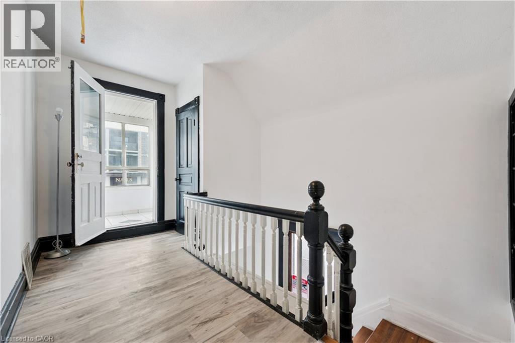 496 E KING Street E thumbnail 12