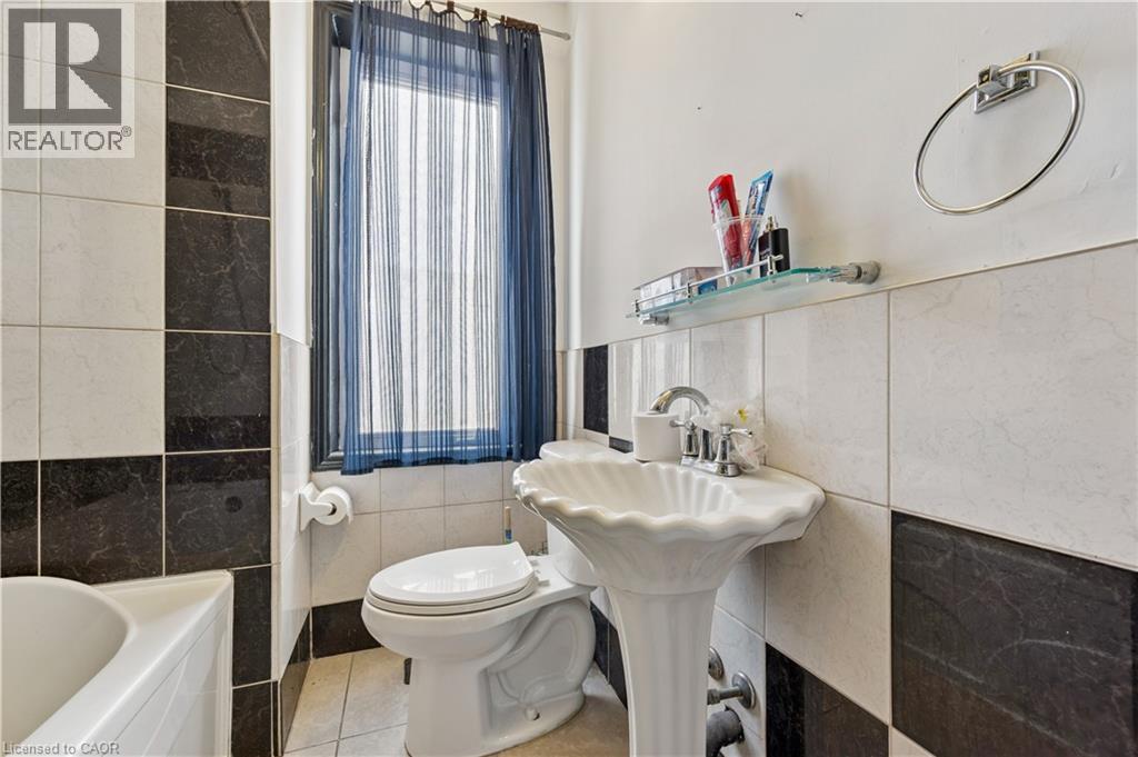 496 E KING Street E thumbnail 14