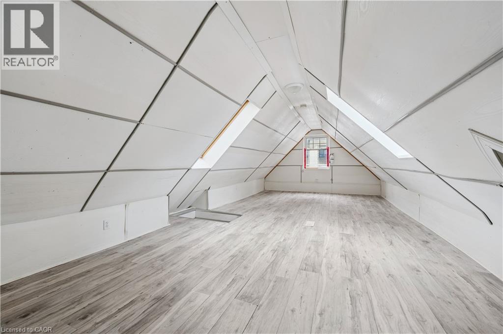 496 E KING Street E thumbnail 17