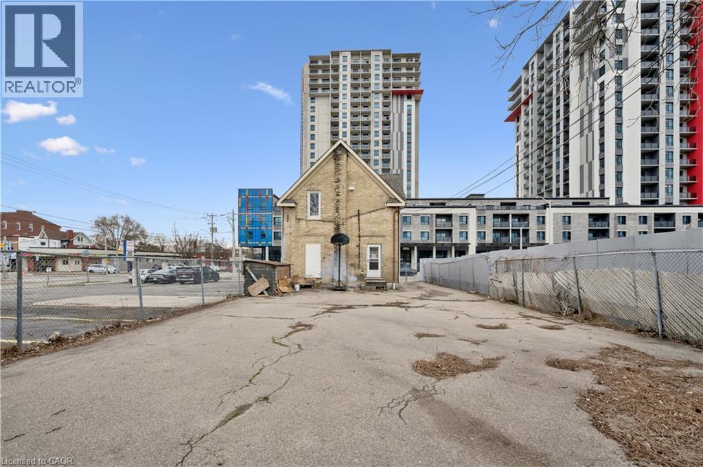 496 E KING Street E thumbnail 18