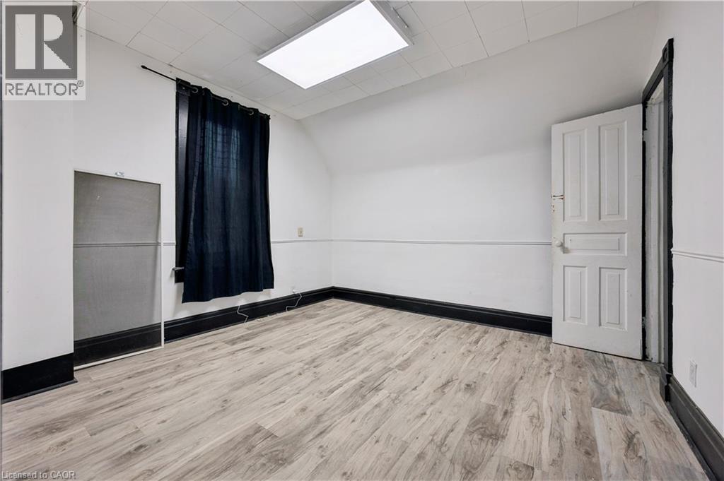 496 E KING Street E thumbnail 9