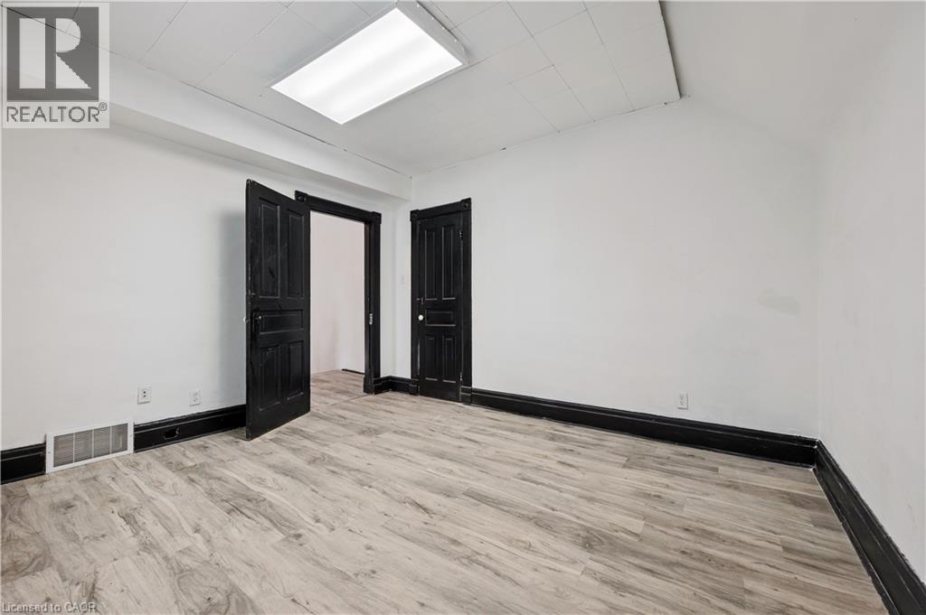 496 KING Street E thumbnail 13