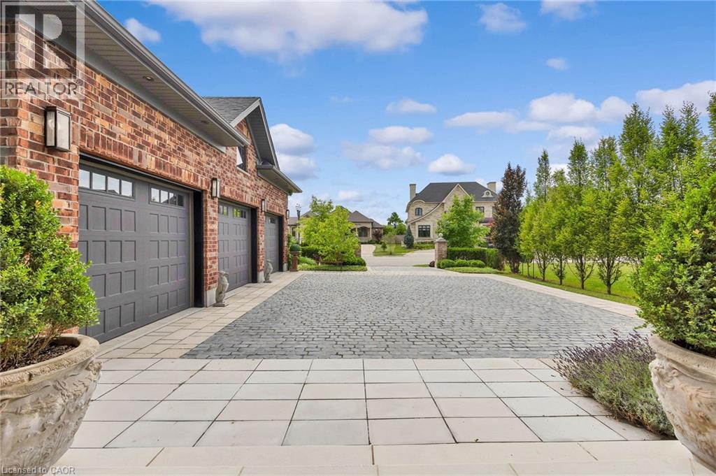 585 REGAL Place thumbnail 2