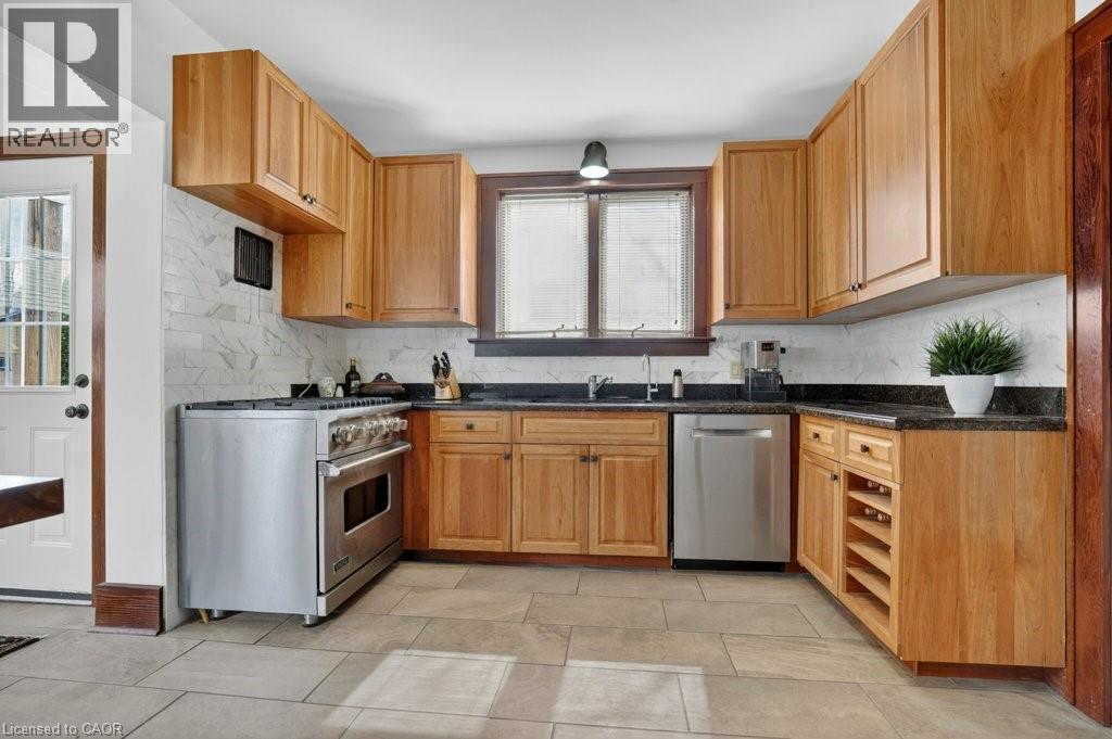 859 QUEEN'S Boulevard thumbnail 5