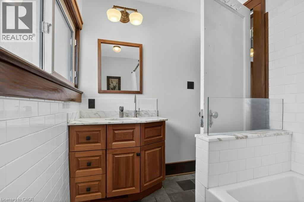 859 QUEEN'S Boulevard thumbnail 14