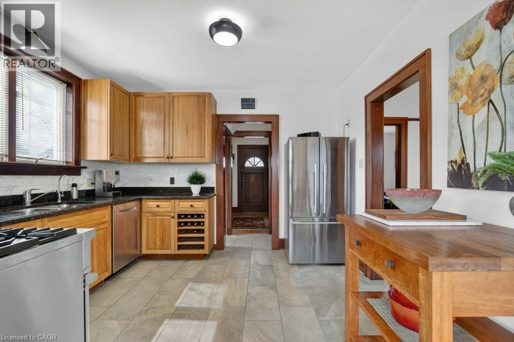 859 QUEEN'S Boulevard thumbnail 4