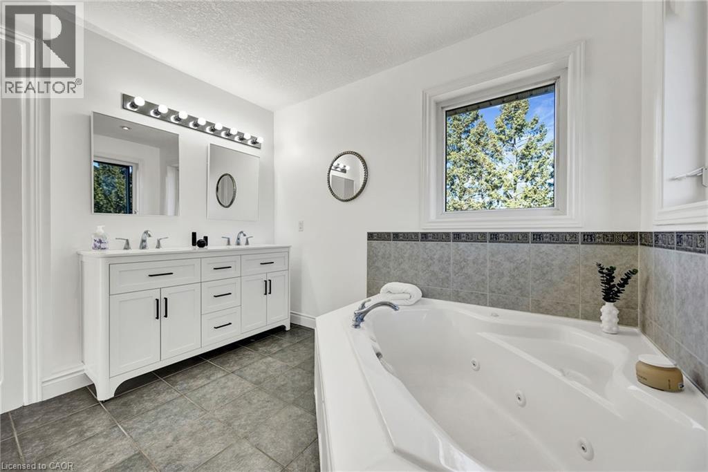 232 THE LIONS Gate thumbnail 23