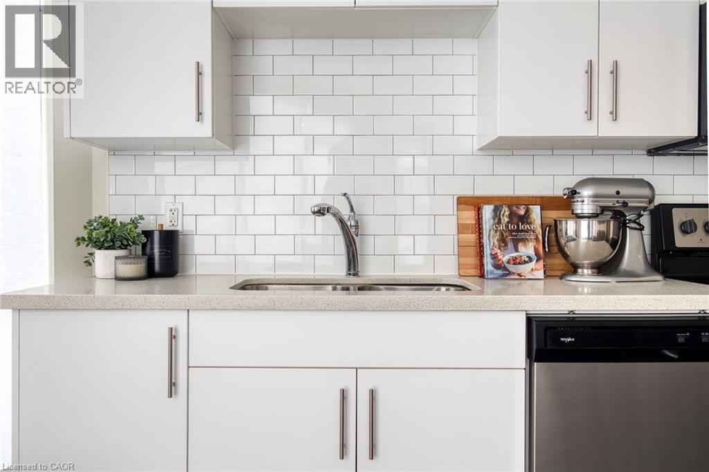 690 KING Street W Unit# 101 thumbnail 3