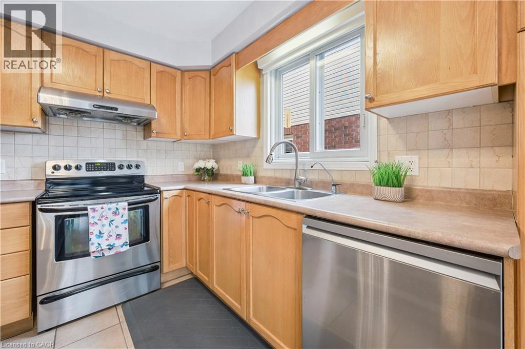 202 SLEAFORD Street thumbnail 16