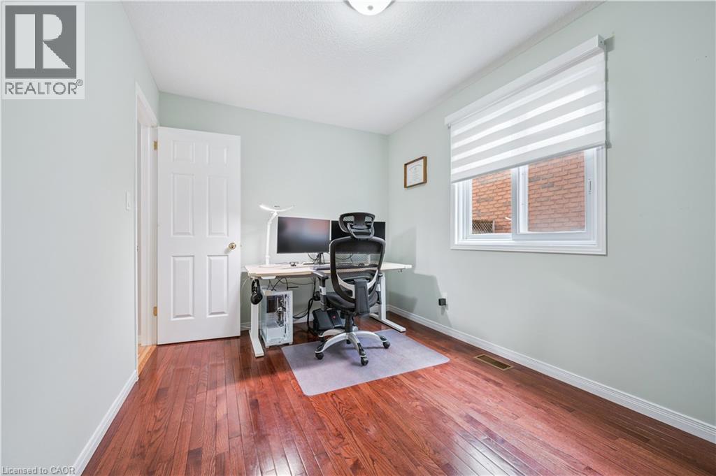 202 SLEAFORD Street thumbnail 18