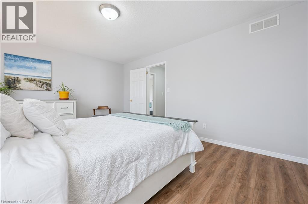 202 SLEAFORD Street thumbnail 28