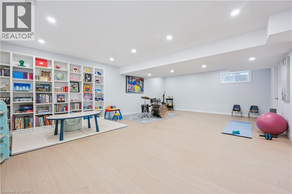 202 SLEAFORD Street thumbnail 37