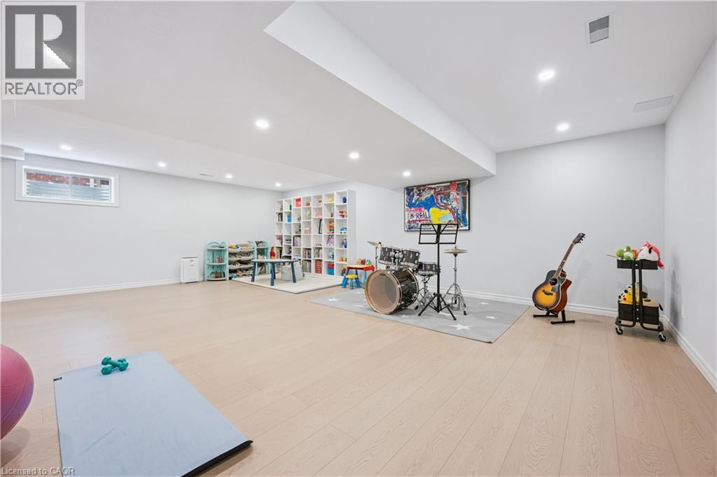 202 SLEAFORD Street thumbnail 38