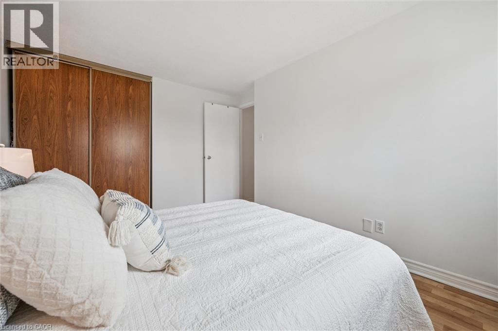 423 CADBURY Court Unit# A thumbnail 27