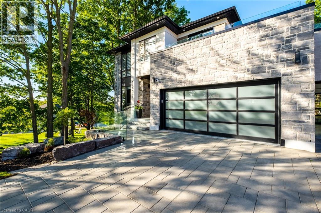 1207 QUEEN Street N thumbnail 3