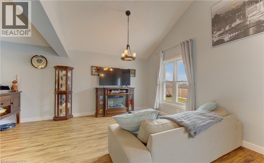 512 HIDDEN CREEK Drive thumbnail 9