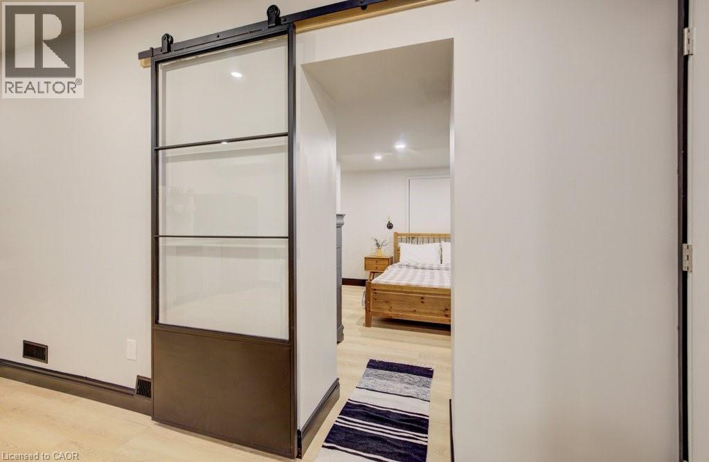 8 SPRING Street E thumbnail 40