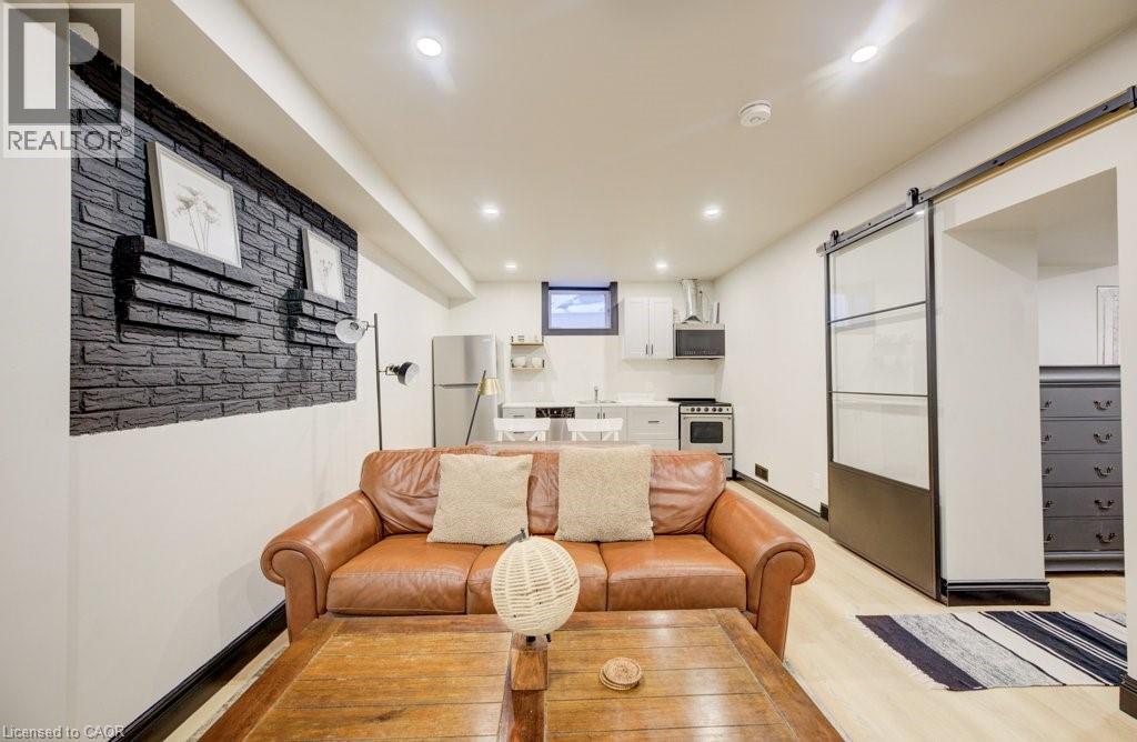 8 SPRING Street E thumbnail 35