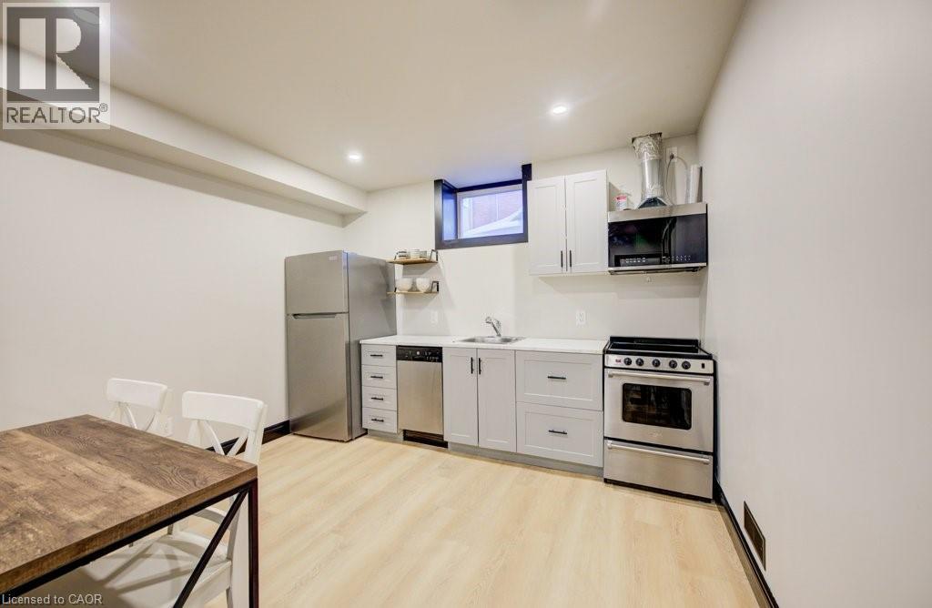 8 SPRING Street E thumbnail 36