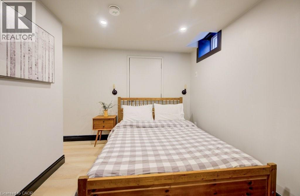 8 SPRING Street E thumbnail 41