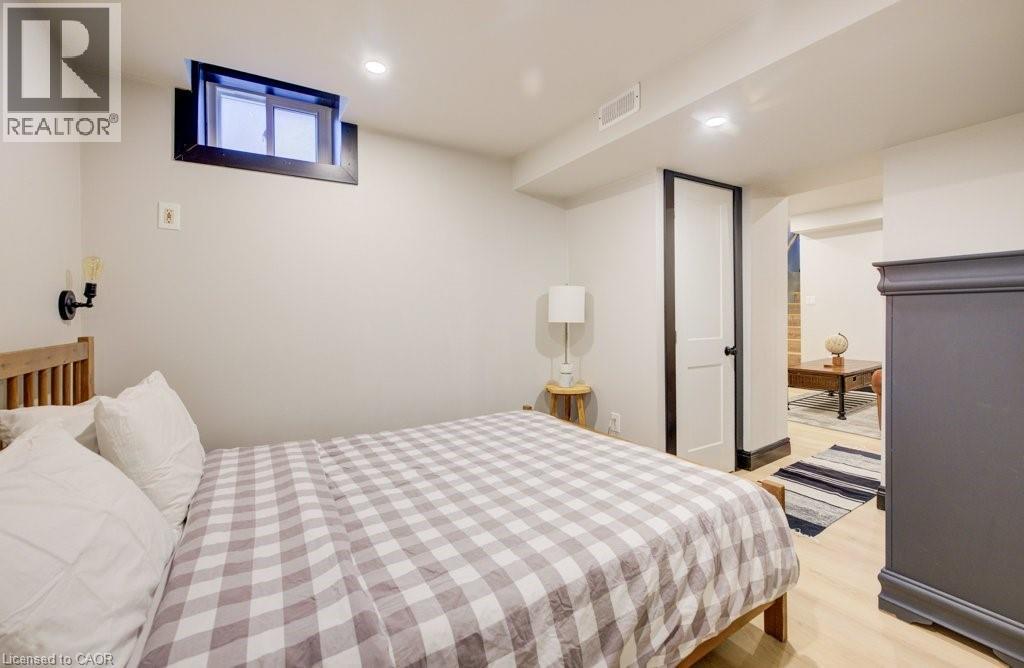 8 SPRING Street E thumbnail 42