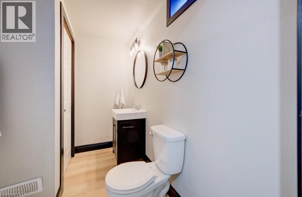 8 SPRING Street E thumbnail 43