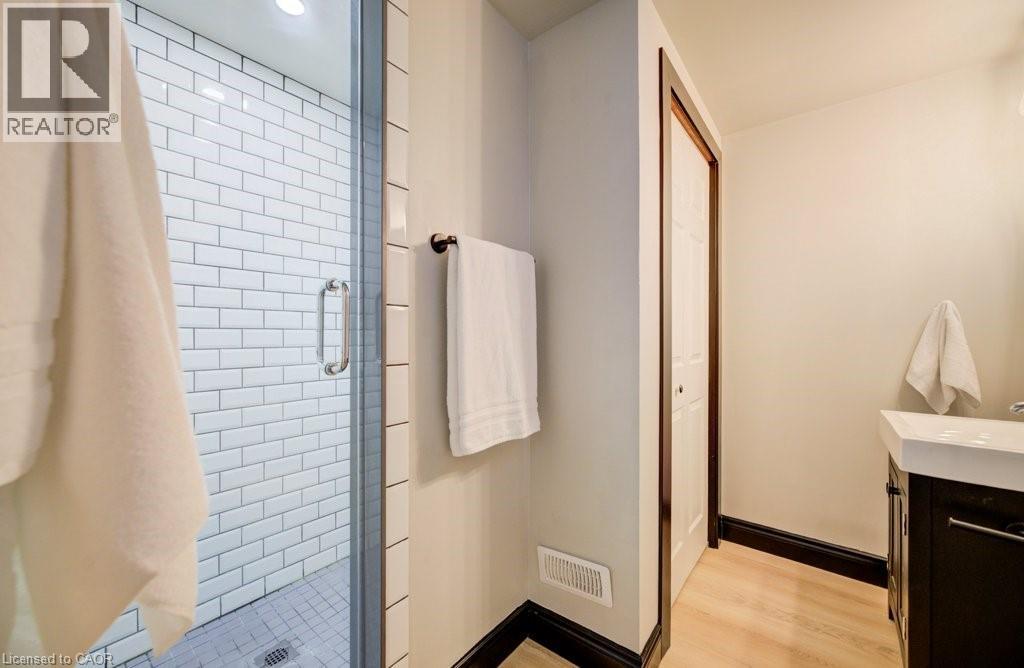 8 SPRING Street E thumbnail 44