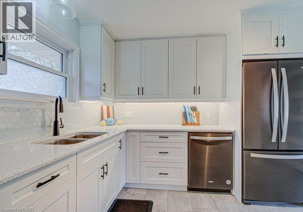 549 DUNBAR Road thumbnail 15