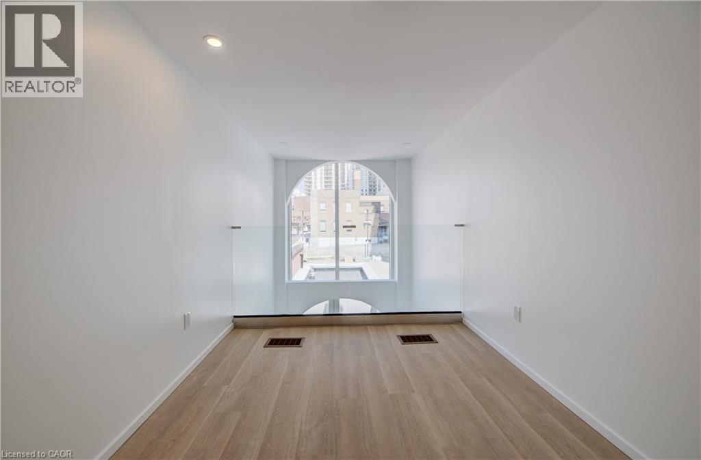 26 KING Street E thumbnail 22