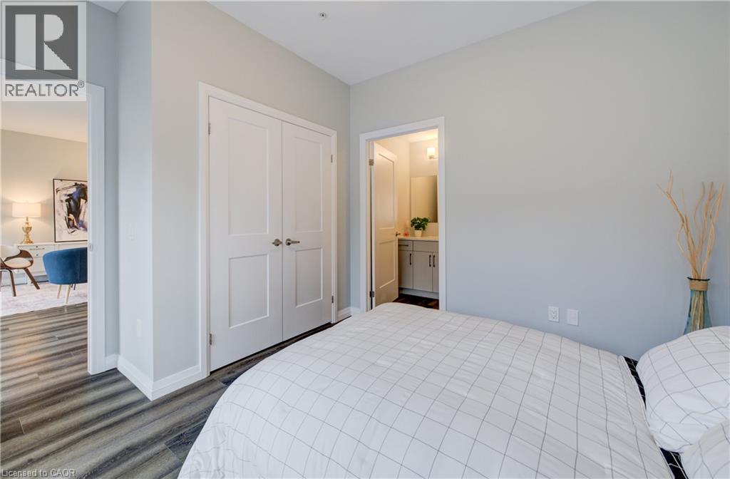 60 CHARLES Street W Unit# 201 thumbnail 11