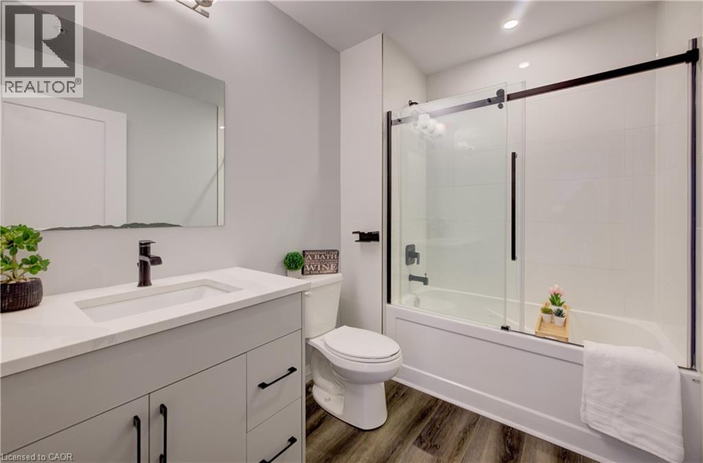 60 CHARLES Street W Unit# 201 thumbnail 19