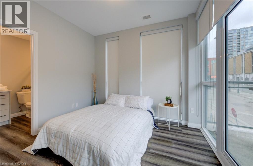 60 CHARLES Street W Unit# 201 thumbnail 10