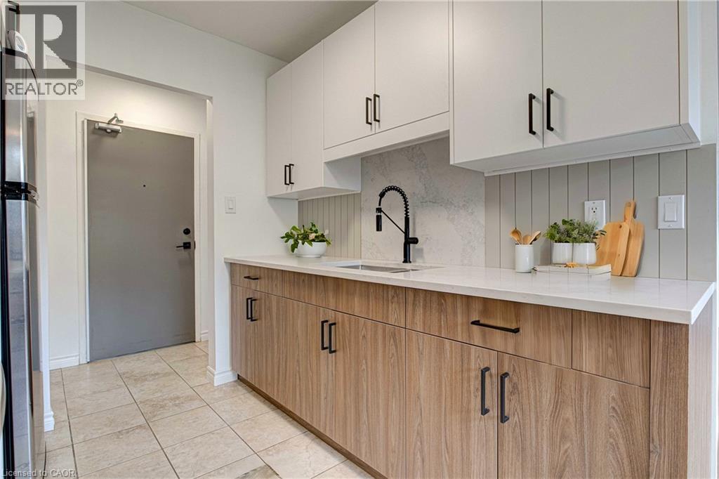 283 FAIRWAY Road N Unit# 405 thumbnail 3