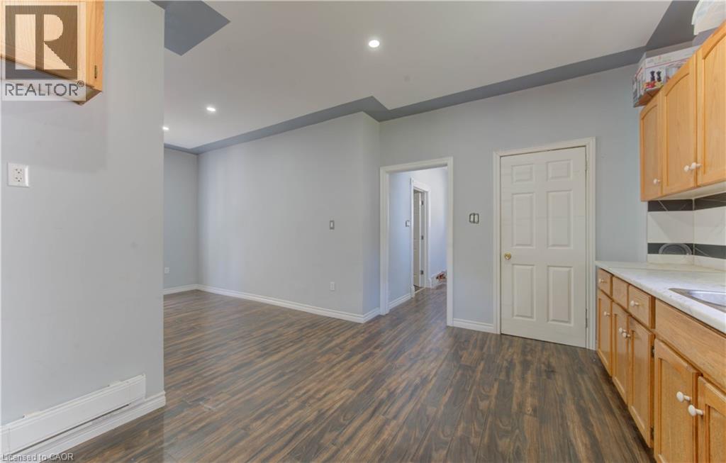 138 COURTLAND Avenue E thumbnail 8
