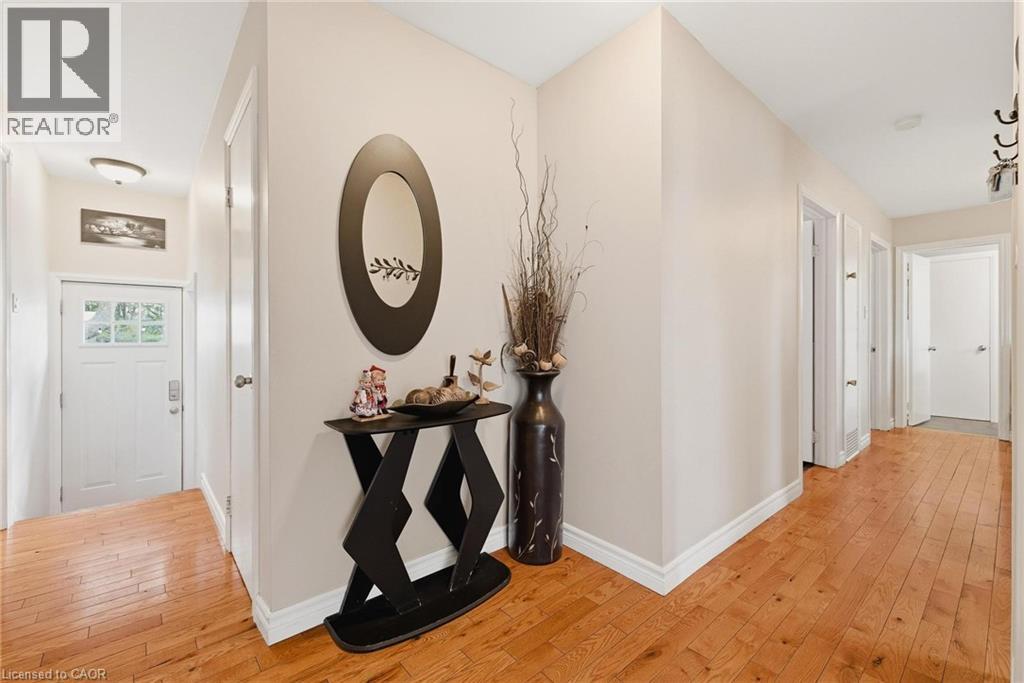 120 ELGIN Crescent thumbnail 3