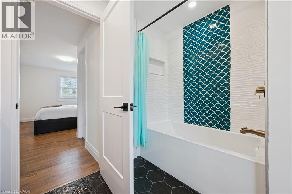 601 SANDRINGHAM Drive thumbnail 25