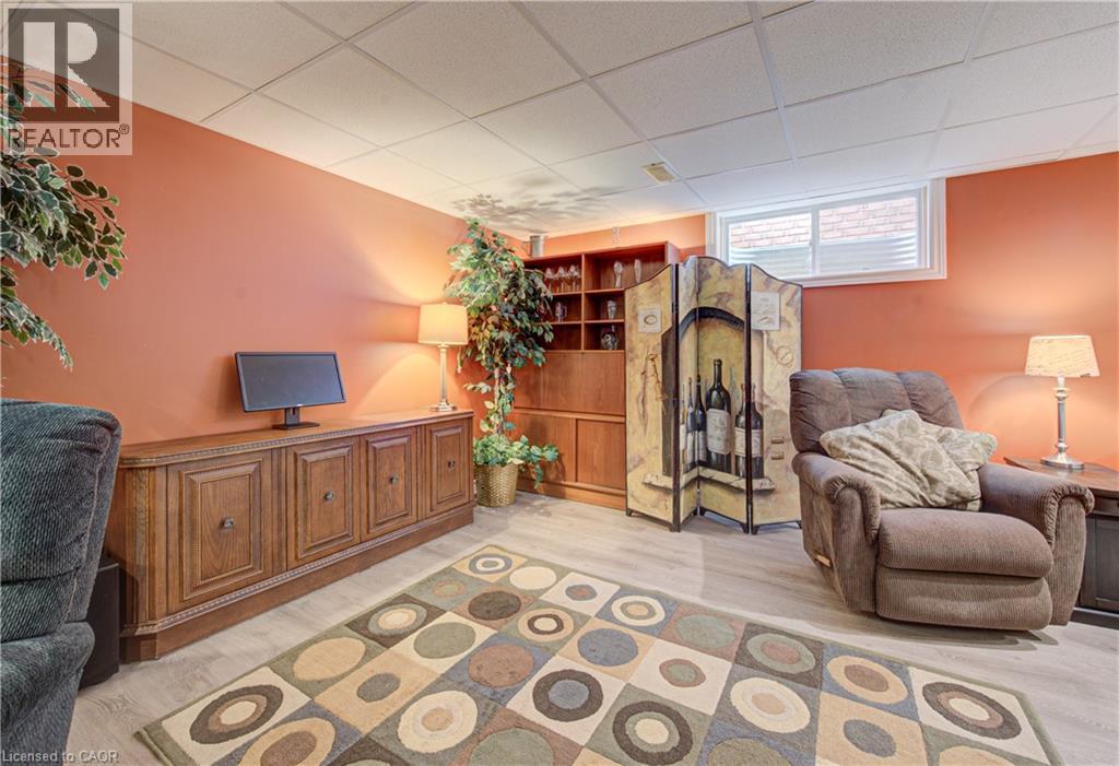 699 COMMONWEALTH Crescent thumbnail 25