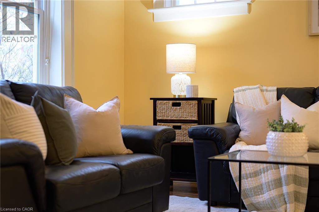 16 BORDEN Avenue N thumbnail 3