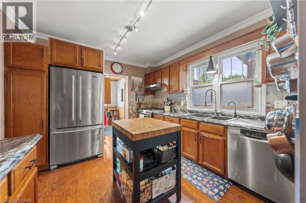 39 BORDEN Avenue N thumbnail 16