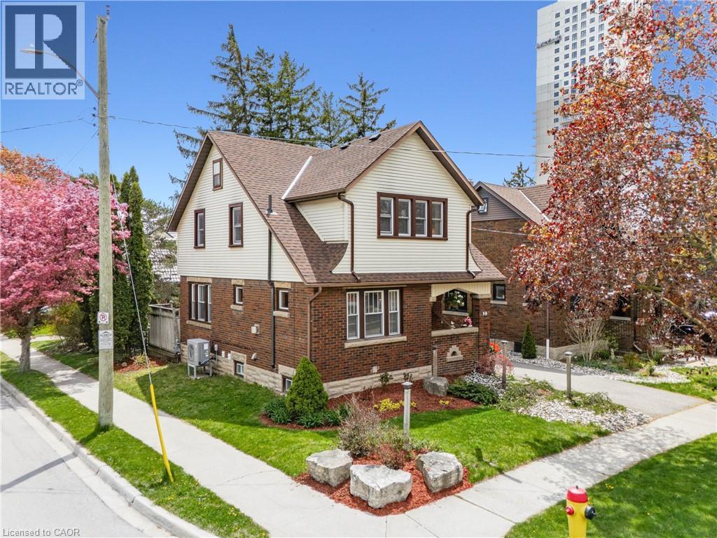 39 BORDEN Avenue N thumbnail 2
