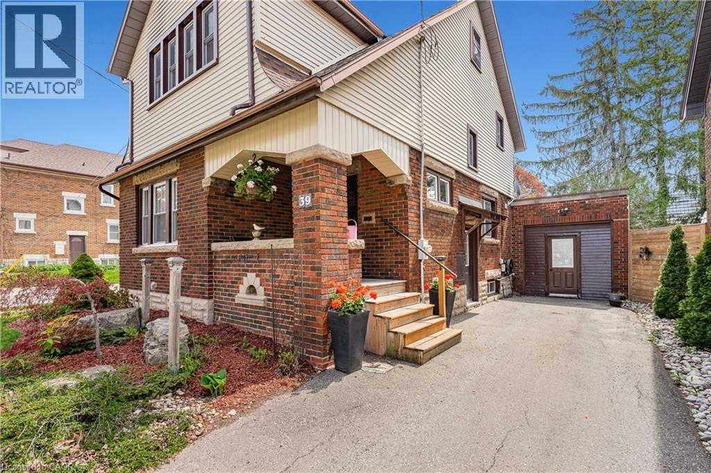 39 BORDEN Avenue N thumbnail 3