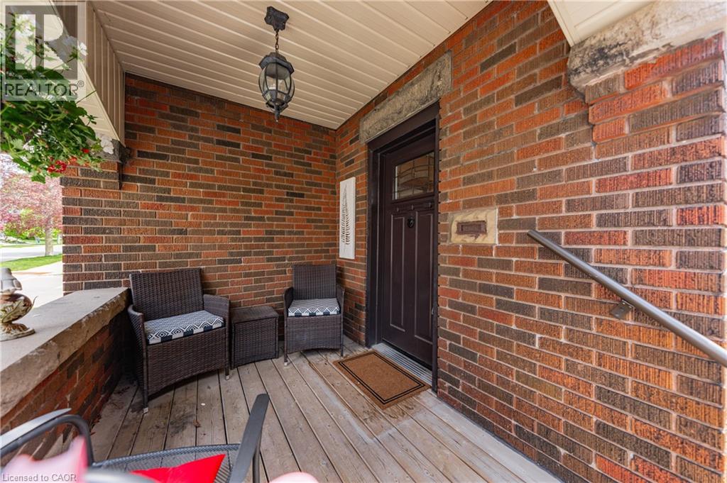 39 BORDEN Avenue N thumbnail 4