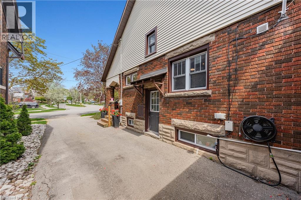 39 BORDEN Avenue N thumbnail 5
