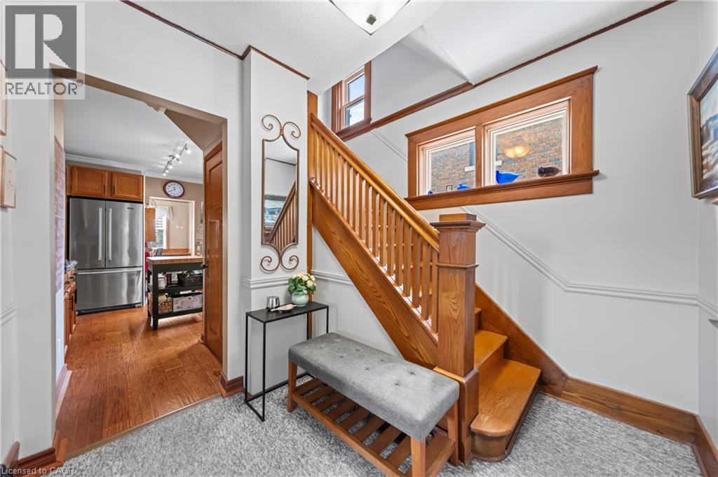 39 BORDEN Avenue N thumbnail 8