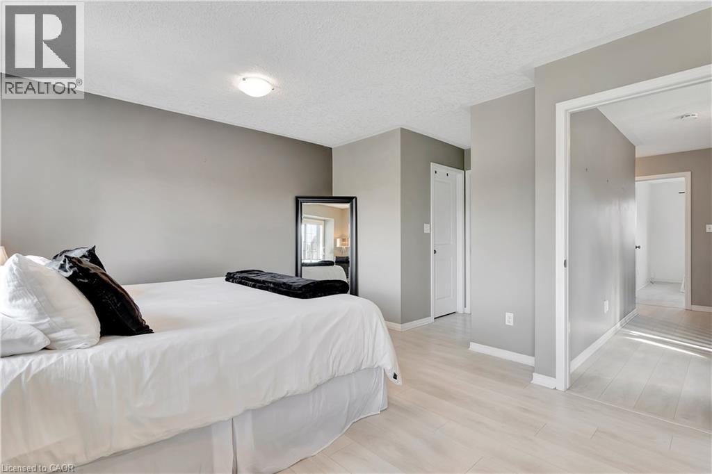 935 ZELLER Crescent thumbnail 25